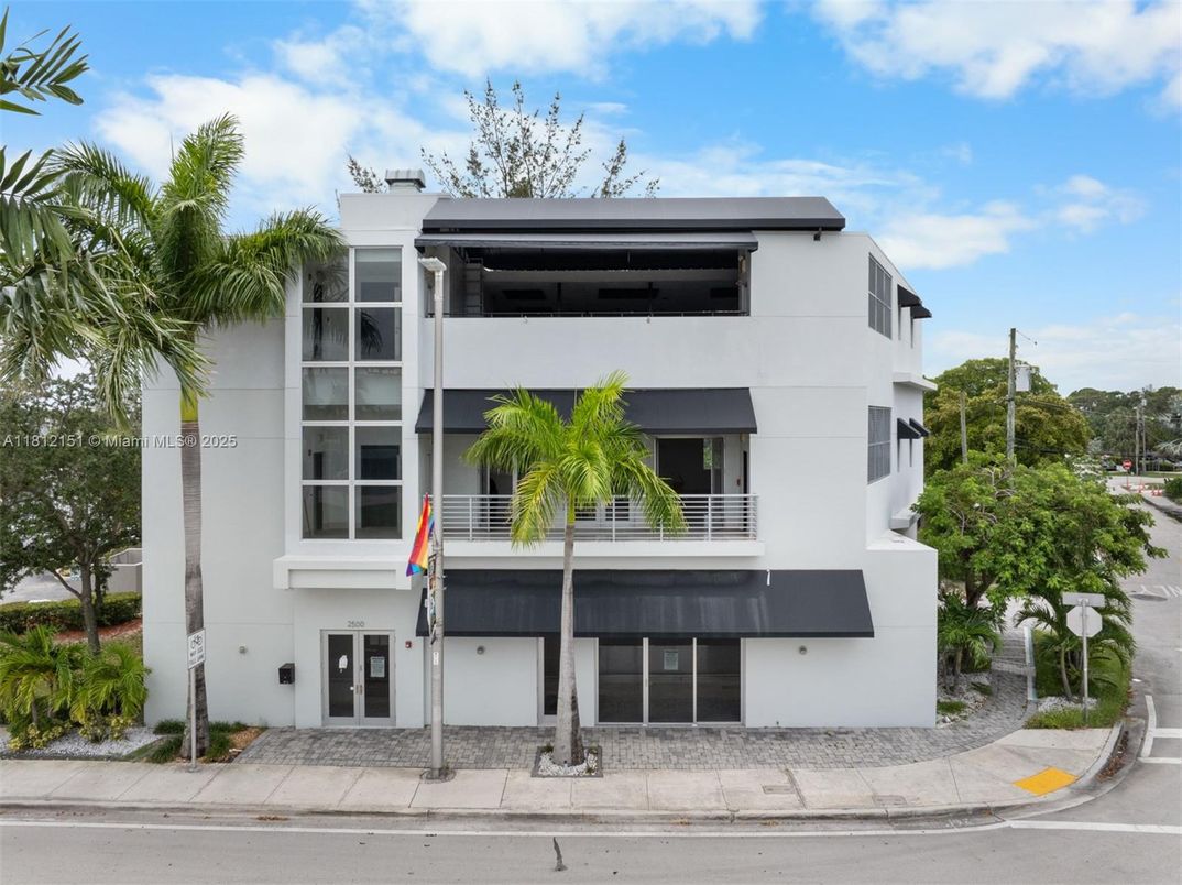 Exterior, Facade, Modern