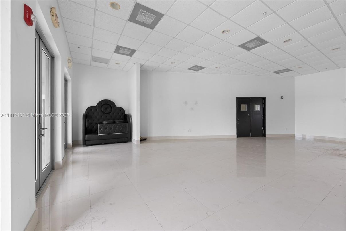 Empty room, Interior, Recessed Lighting