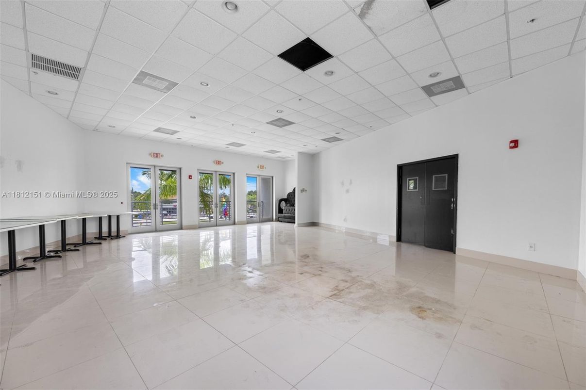 Empty room, Interior, Recessed Lighting