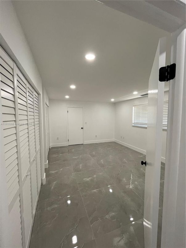 Empty room, Interior, Recessed Lighting