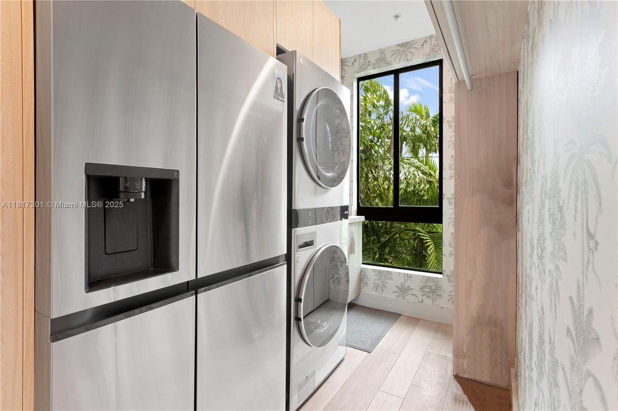 Interior, Utility Closets, Washer, Wood Texture Flooring