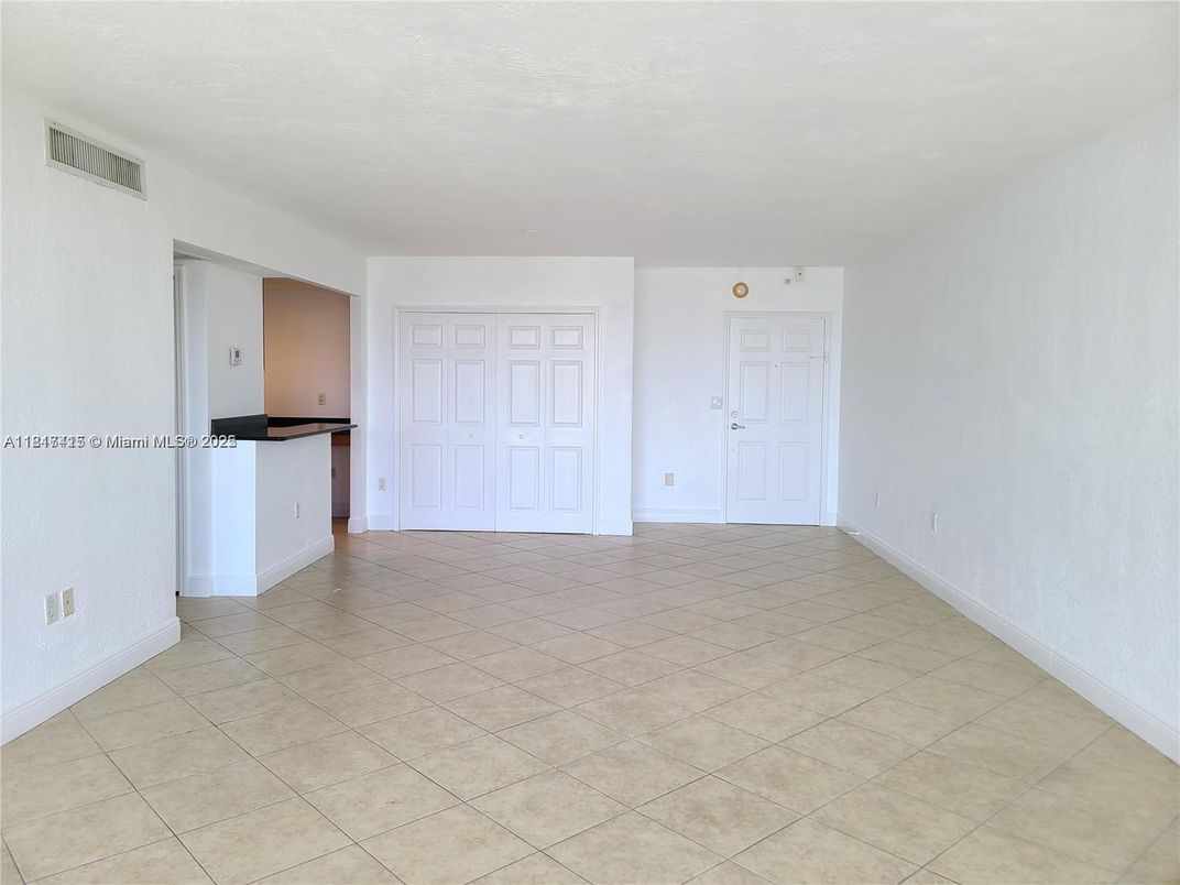 Empty room, Interior