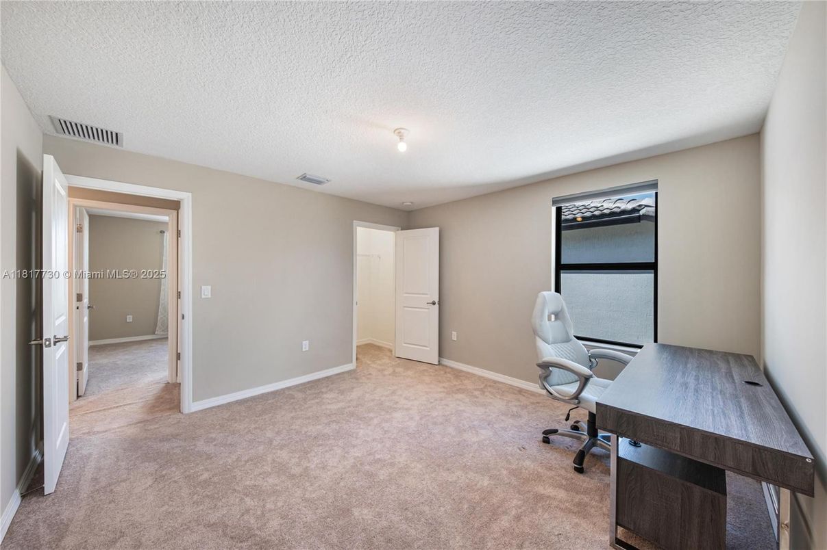 Home Office, Interior