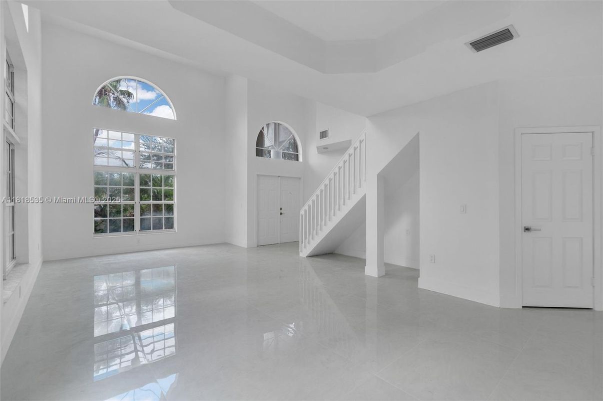 Empty room, Interior