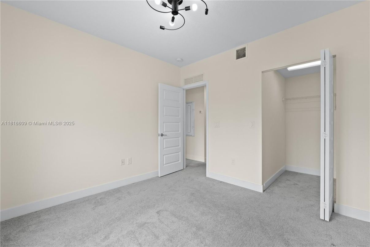 Empty room, Interior