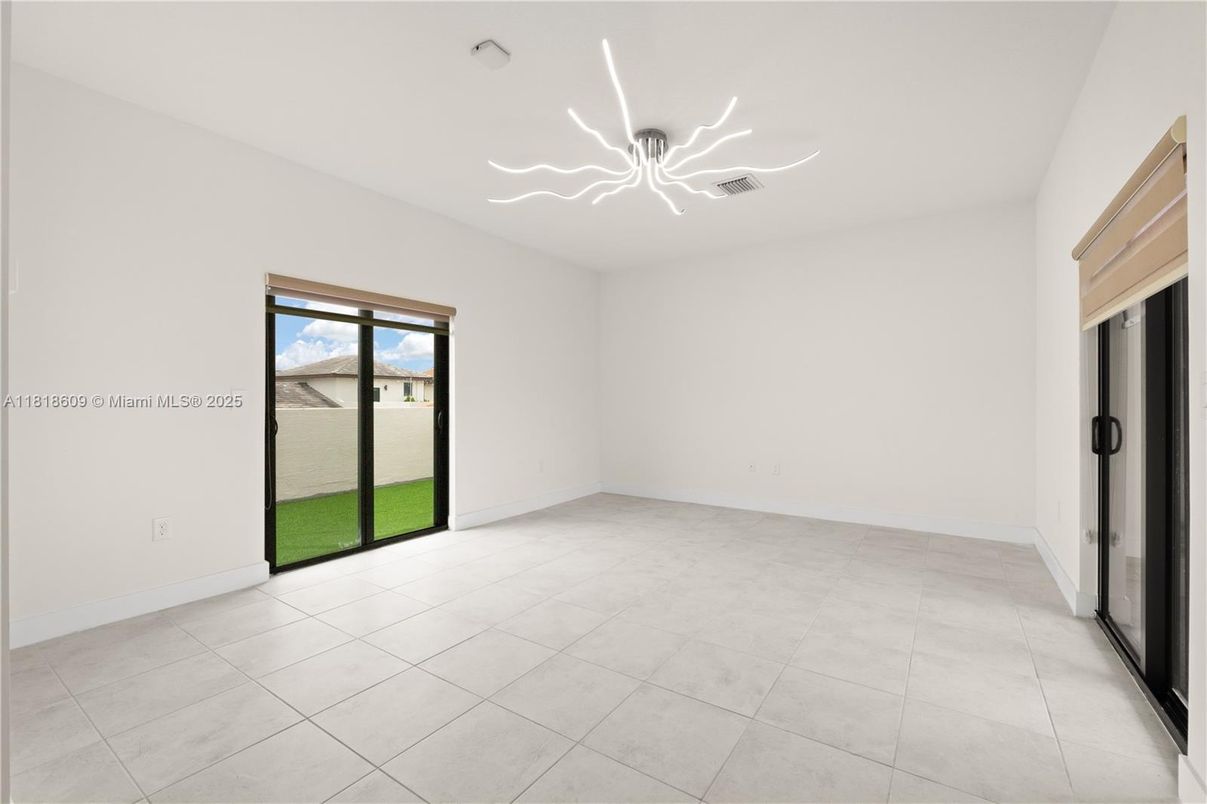 Empty room, Interior