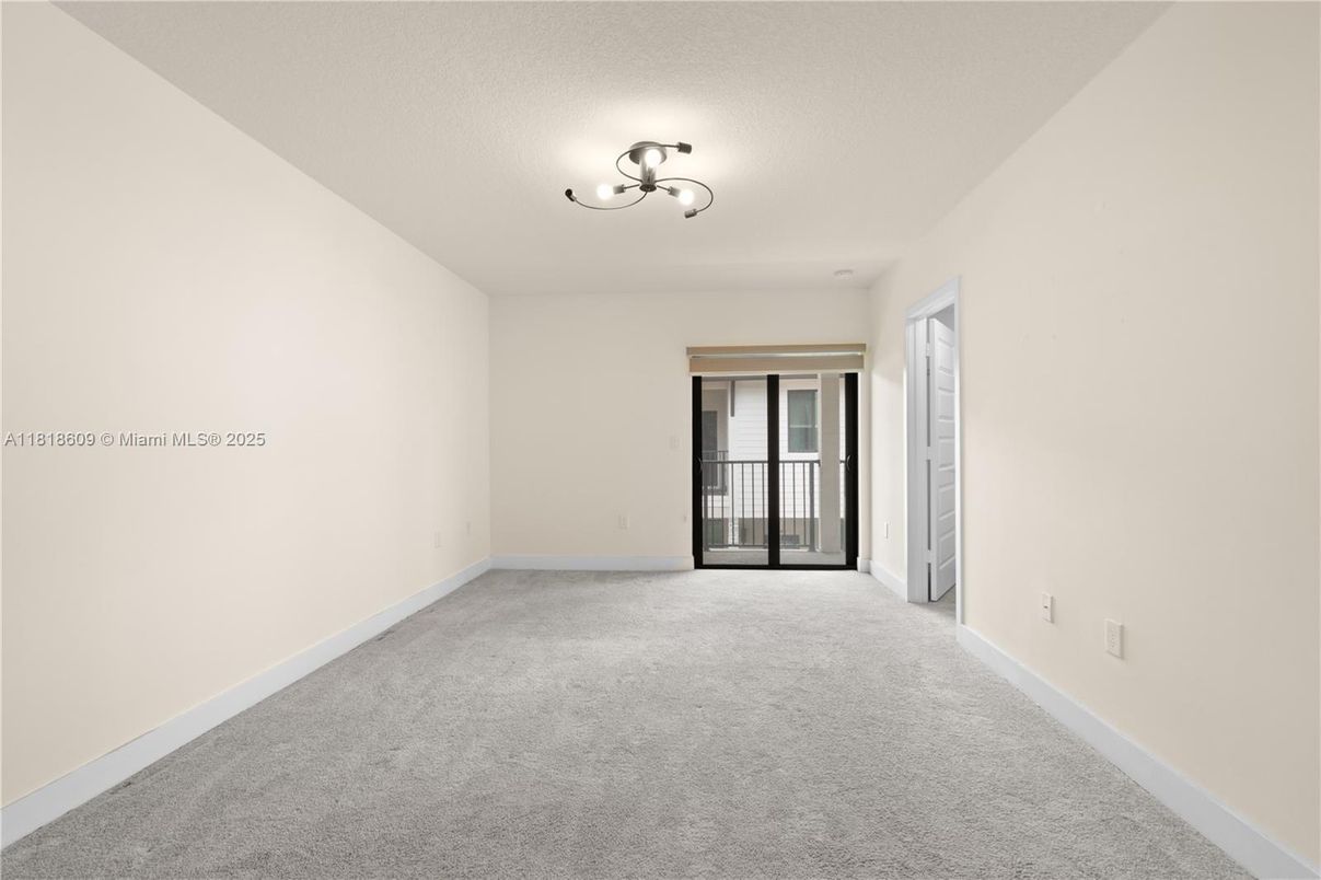 Empty room, Interior