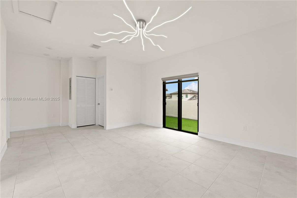 Empty room, Interior