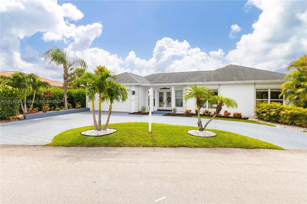 Backyard, Exterior, Facade, Ranch