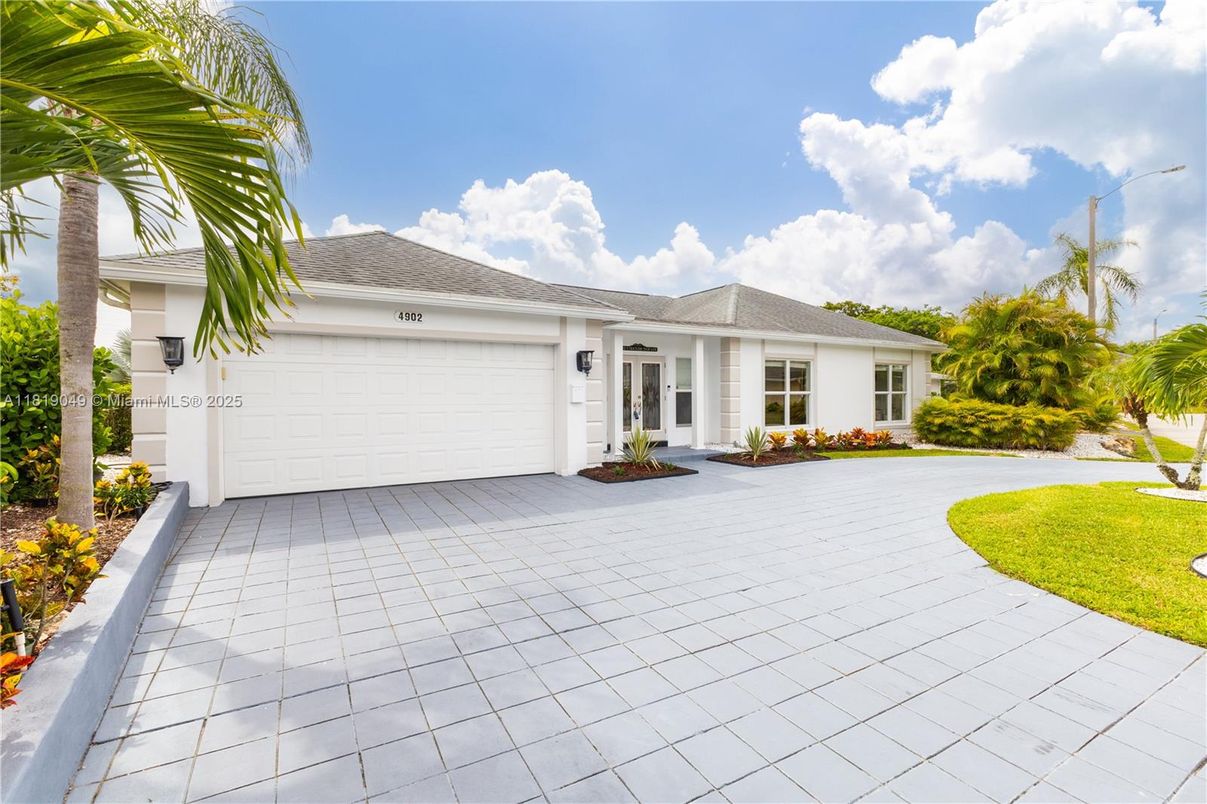Attached, Exterior, Facade, Ranch