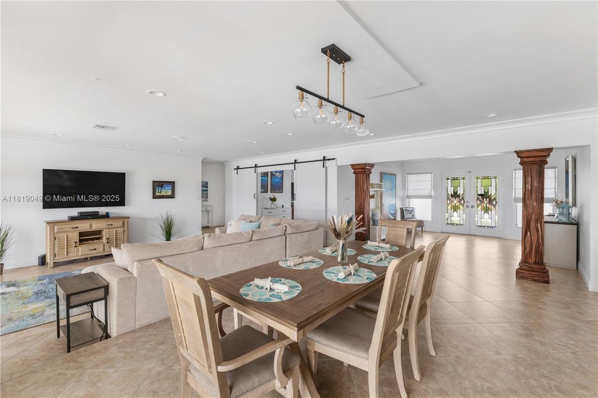 Dining room, Interior, Living room, Pendant Lights, Recessed Lighting