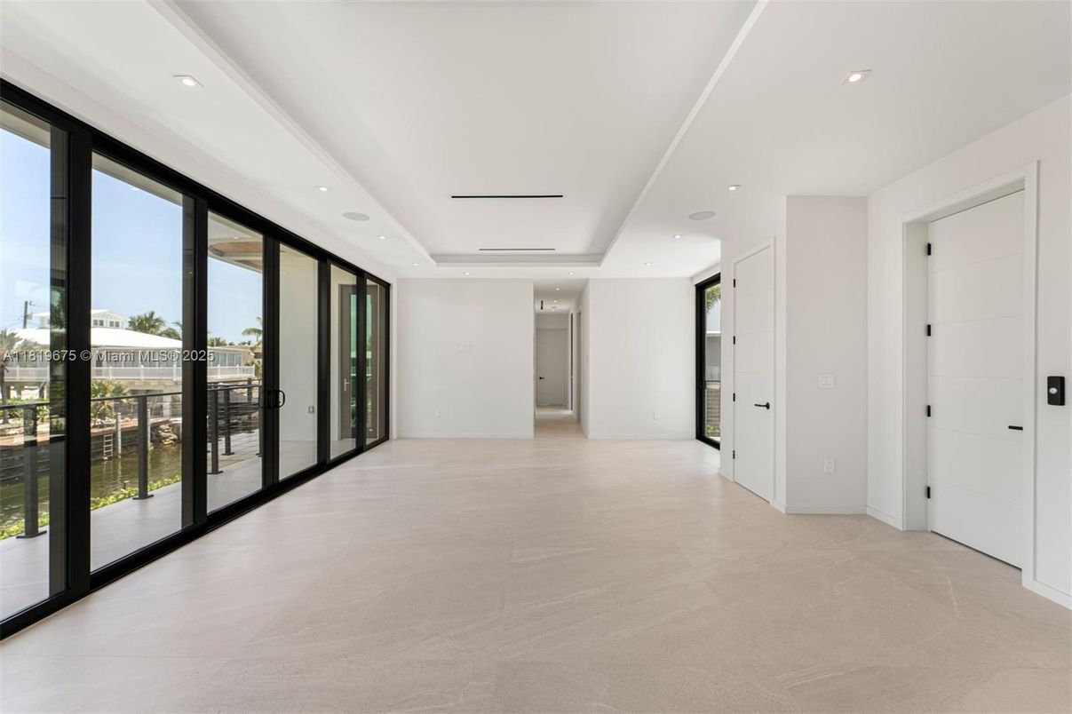 Empty room, Interior, Recessed Lighting
