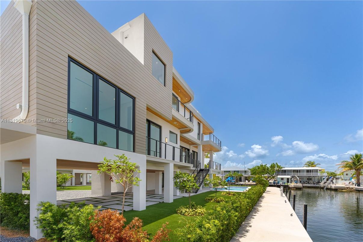 Exterior, Facade, Pool, Water, Modern