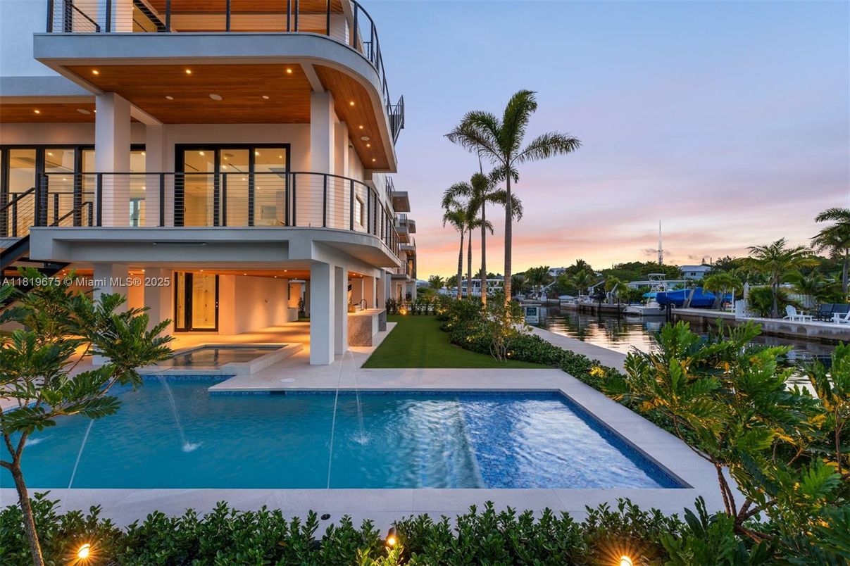 Exterior, Pool, Water