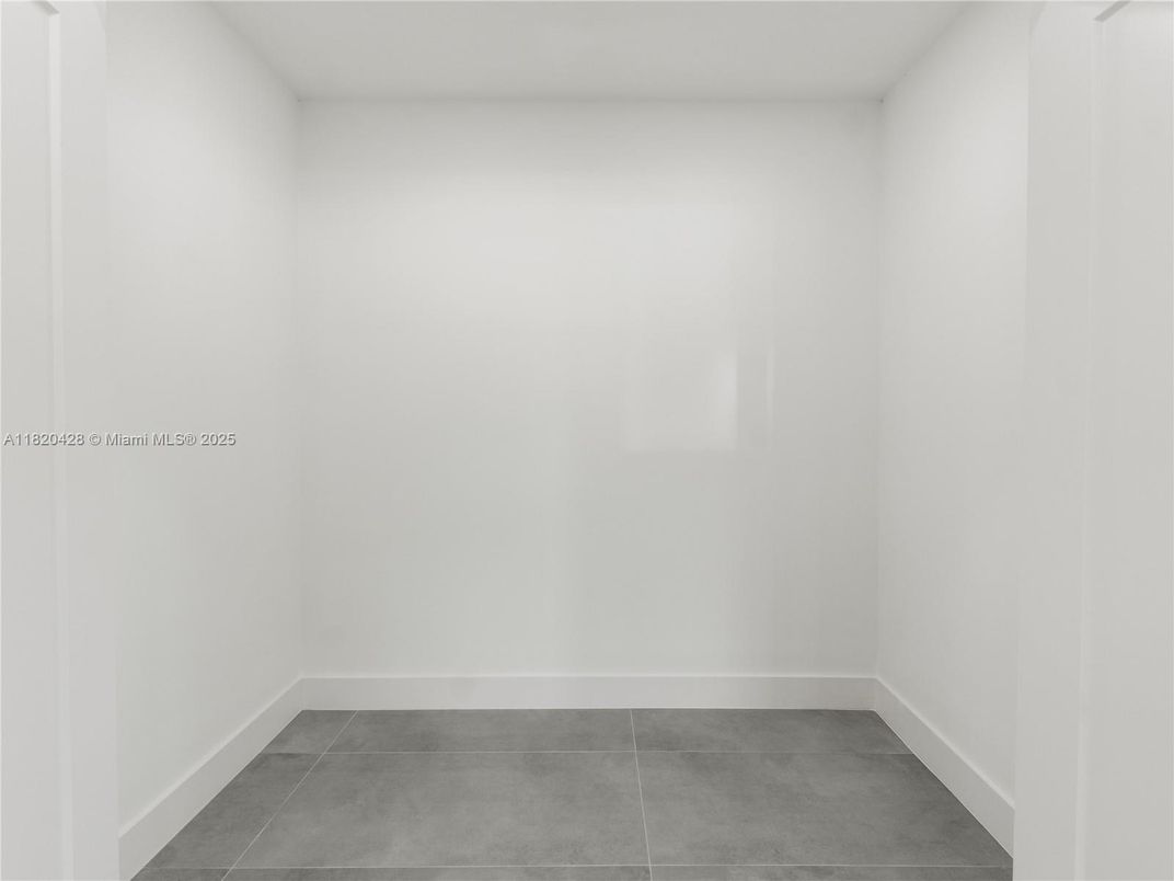 Empty room, Interior