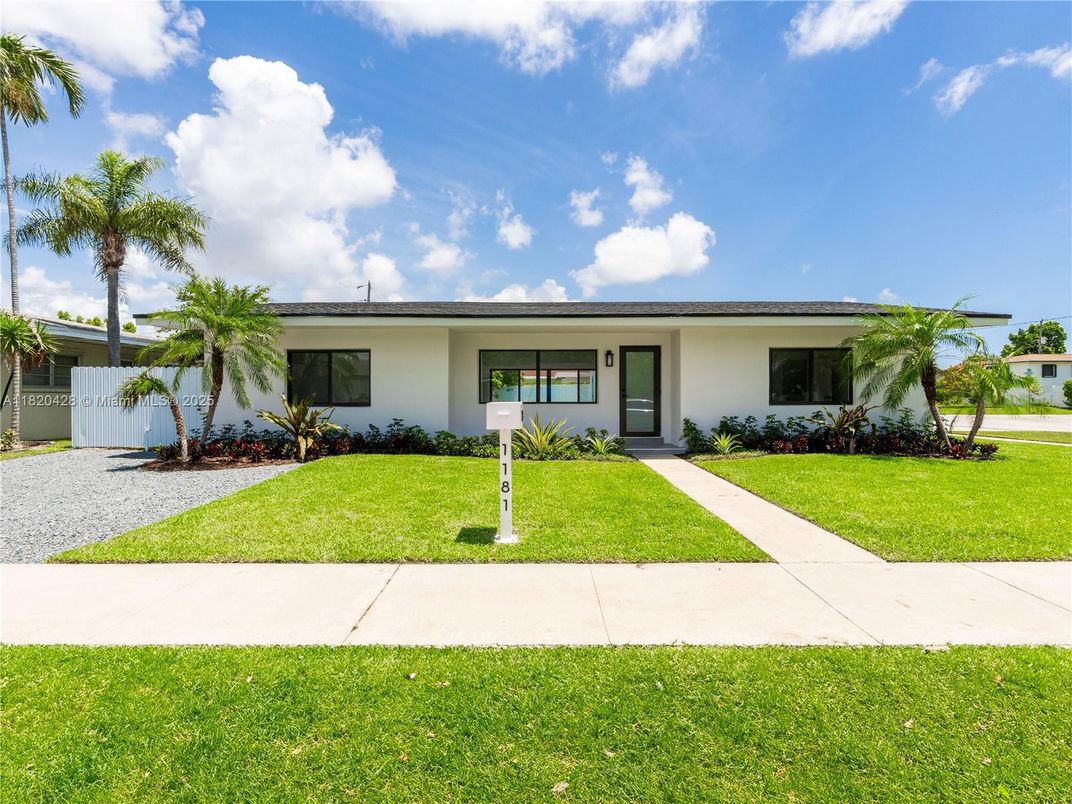 Exterior, Facade, Ranch