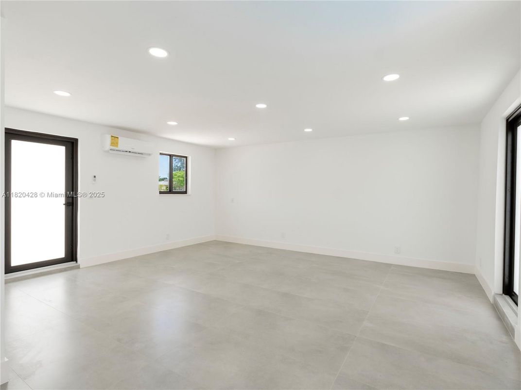 Empty room, Interior, Recessed Lighting