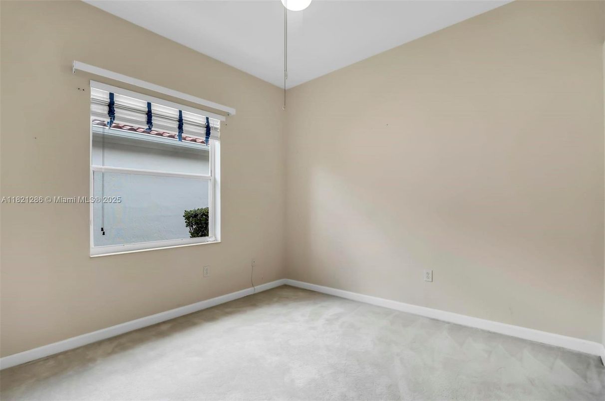 Empty room, Interior