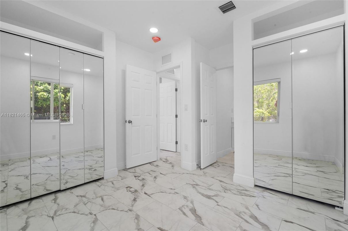 Empty room, Interior, Marble, Recessed Lighting