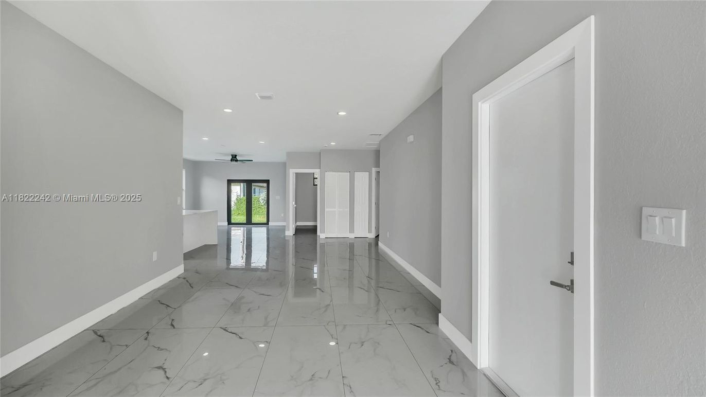 Empty room, Interior, Marble, Recessed Lighting