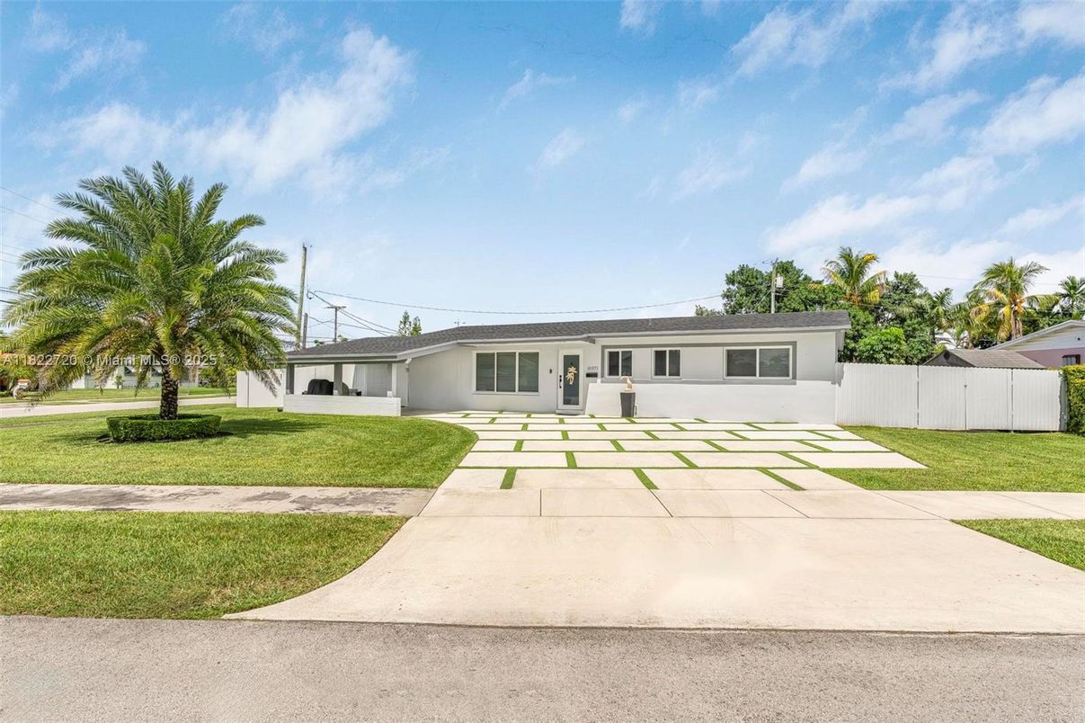Backyard, Exterior, Facade, Ranch