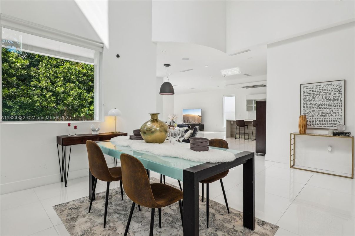 Dining room, Interior, Pendant Lights, Recessed Lighting