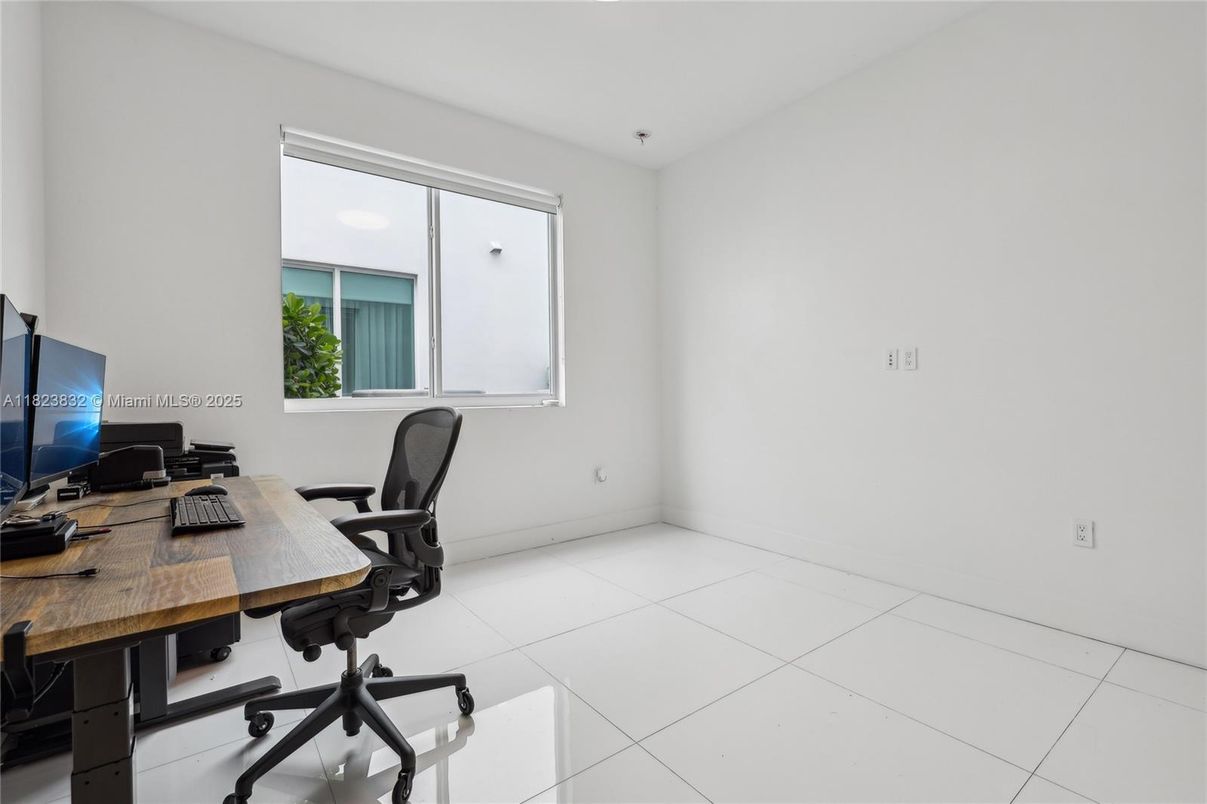 Home Office, Interior
