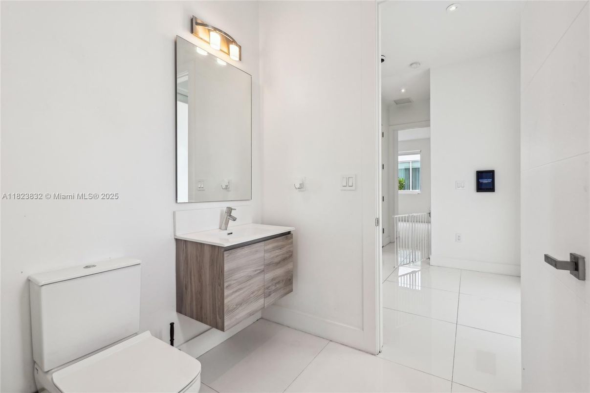 Bathroom, Interior, Recessed Lighting