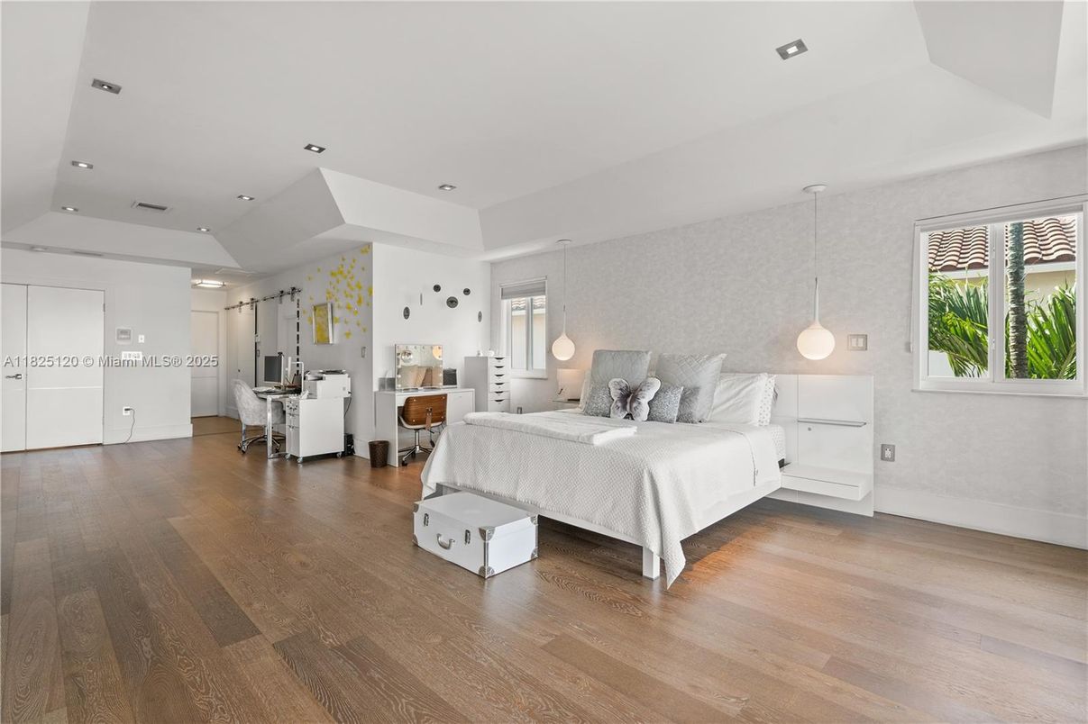 Bedroom, Interior, Pendant Lights, Recessed Lighting, Wood Texture Flooring