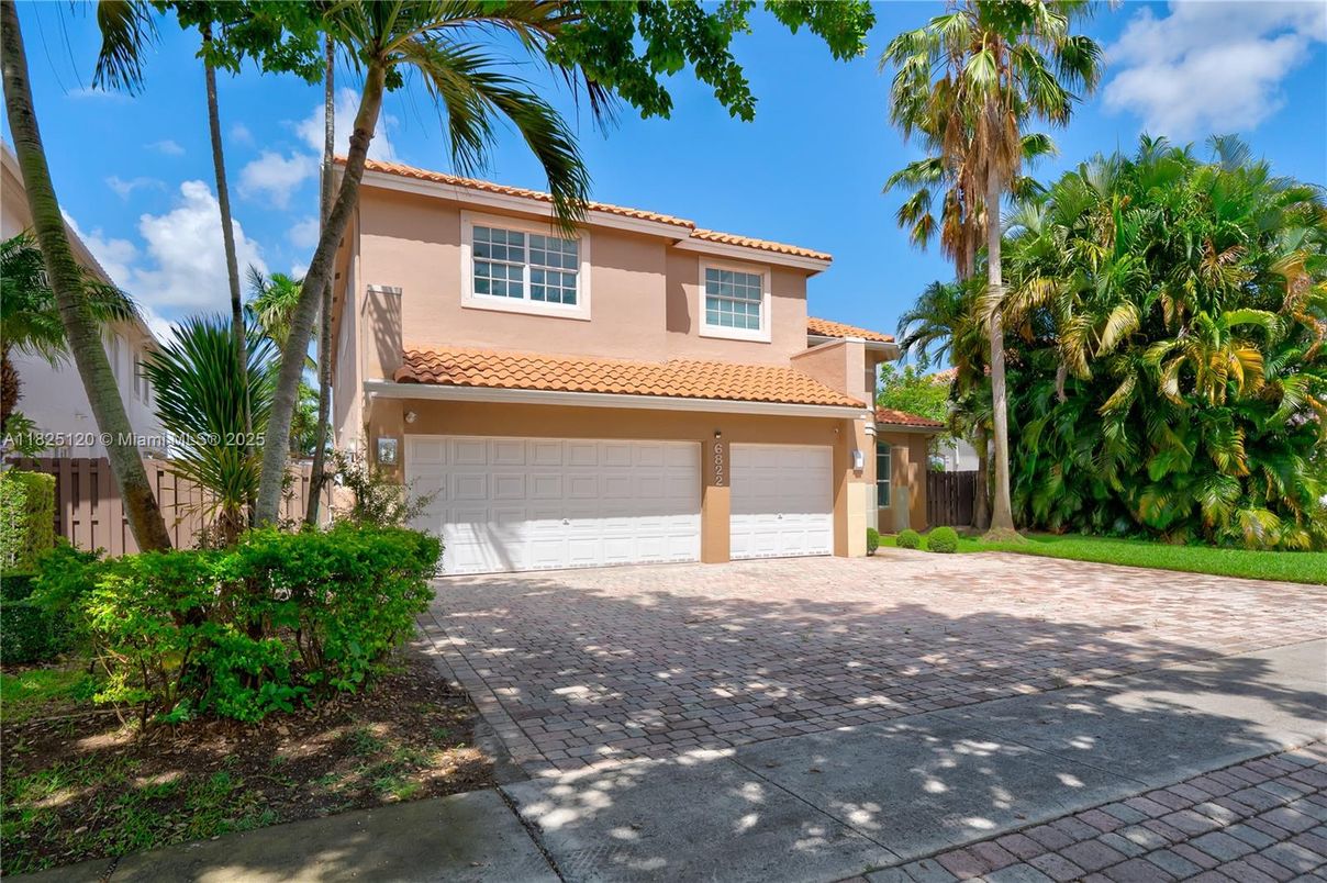 Attached, Exterior, Facade, Mediterranean