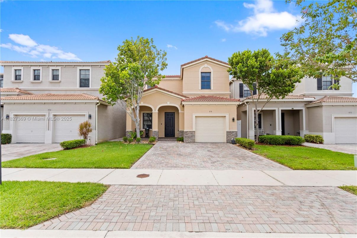Attached, Exterior, Facade, Mediterranean