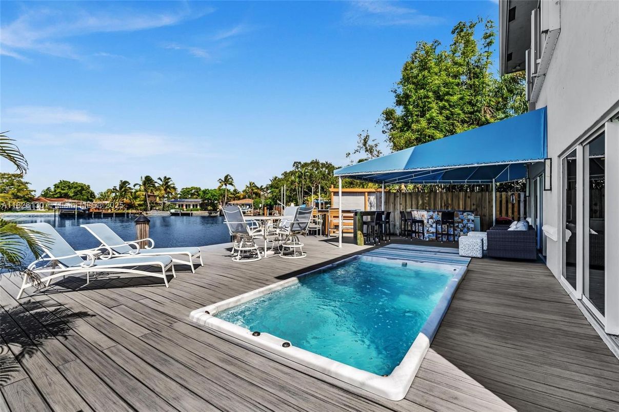 Exterior, Hot Tub, Pool, Water