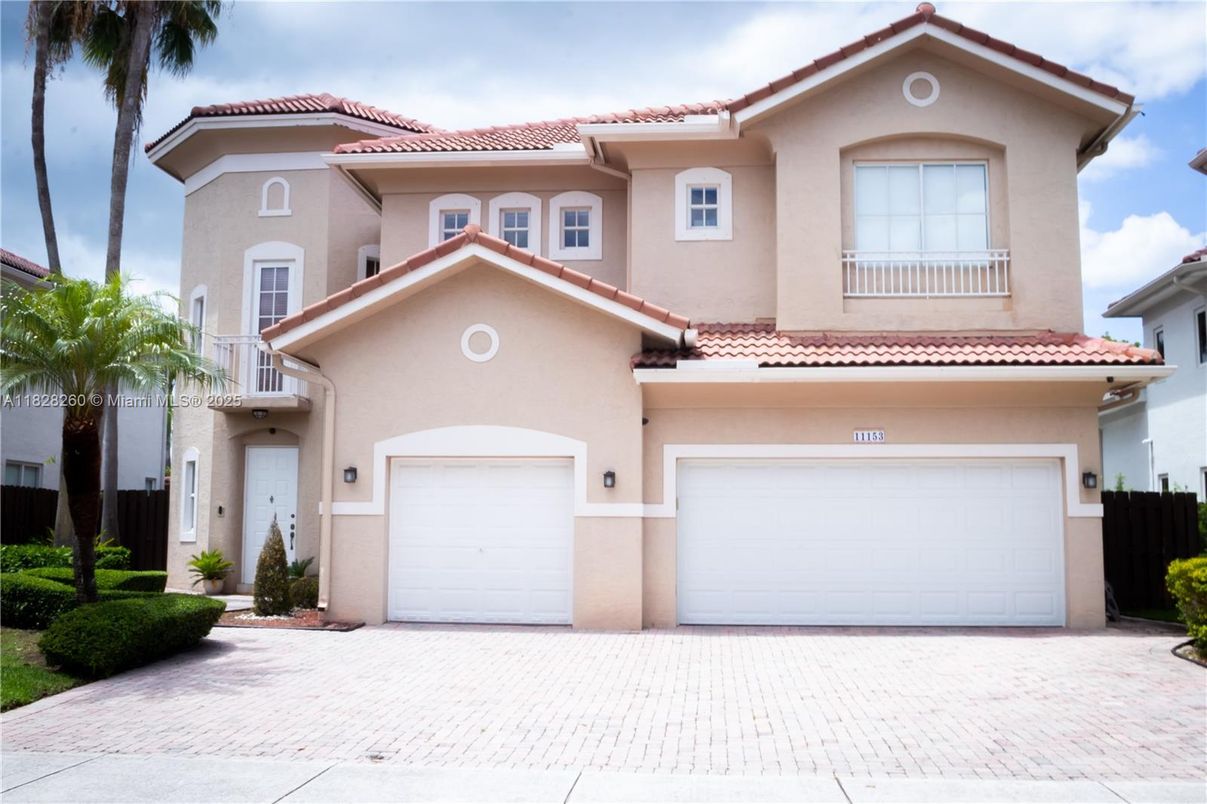 Attached, Exterior, Facade, Mediterranean