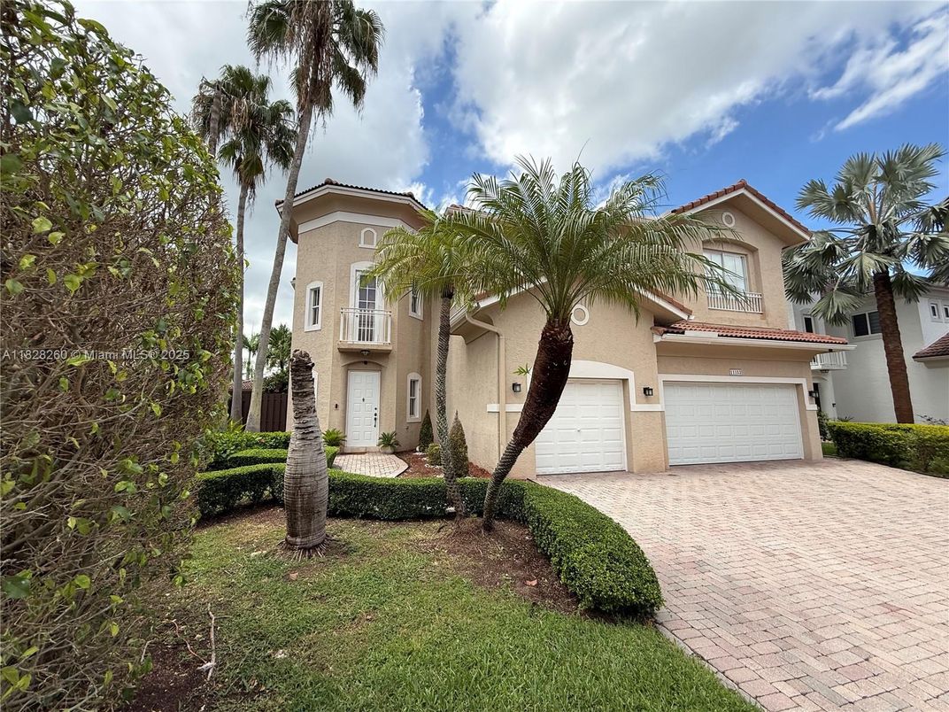 Attached, Exterior, Facade, Mediterranean