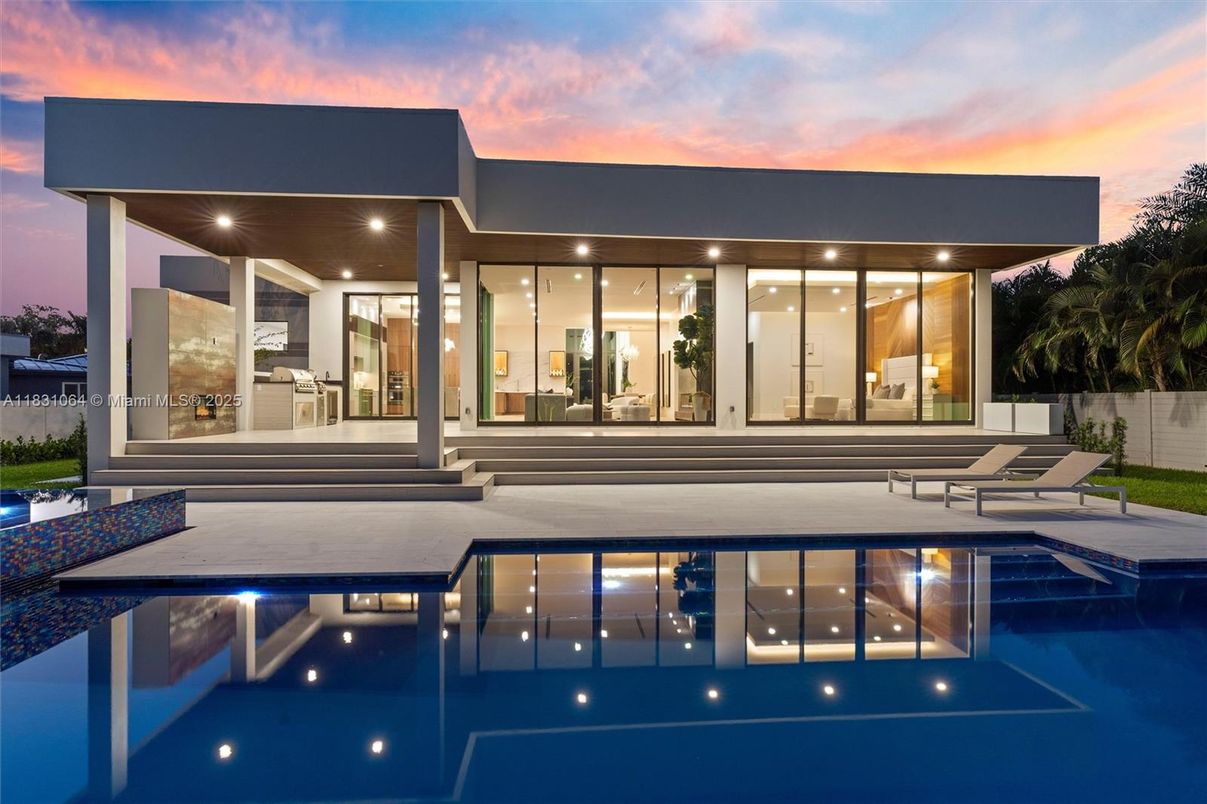 Exterior, Facade, Pool, Modern