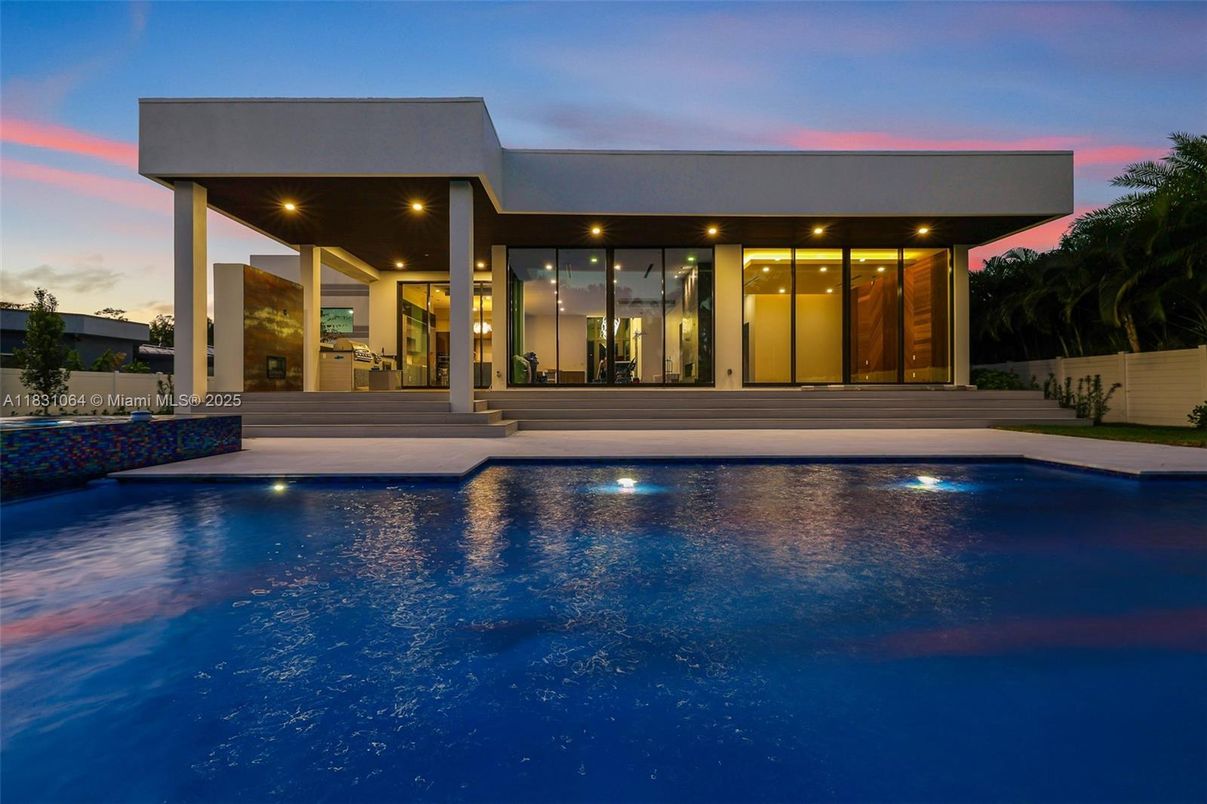 Exterior, Facade, Pool, Modern