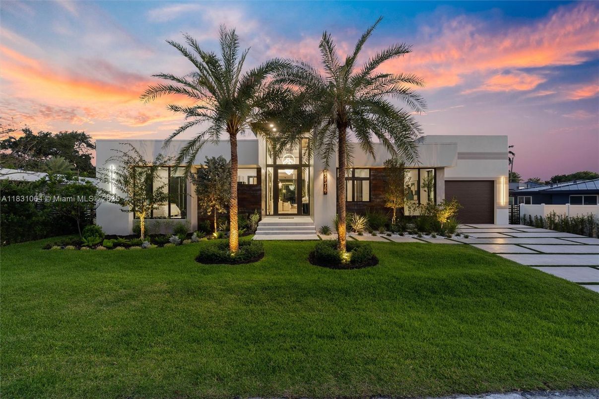 Attached, Backyard, Exterior, Facade, Modern
