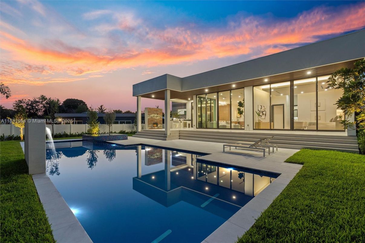 Exterior, Pool