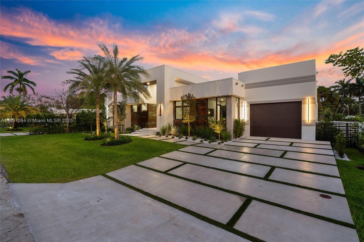 Attached, Backyard, Exterior, Facade, Modern