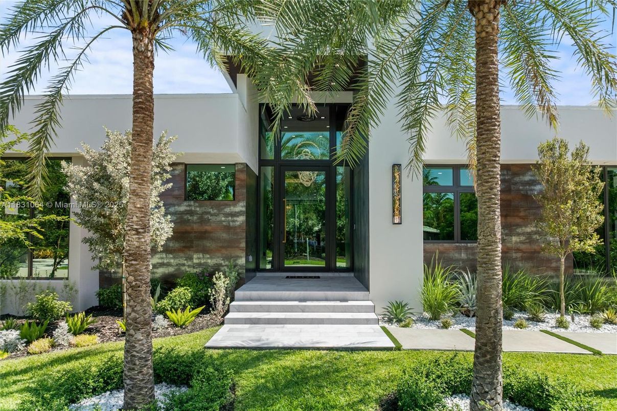 Exterior, Facade, Modern