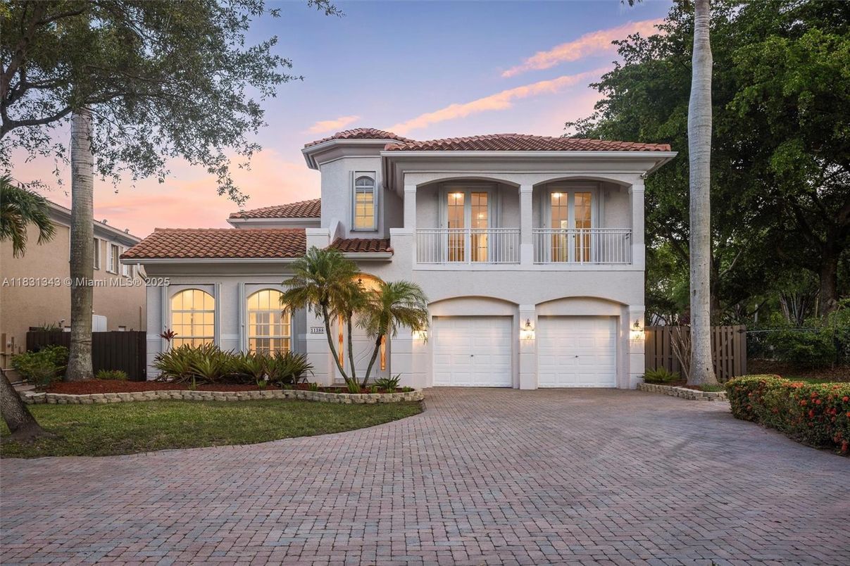 Attached, Exterior, Facade, Mediterranean