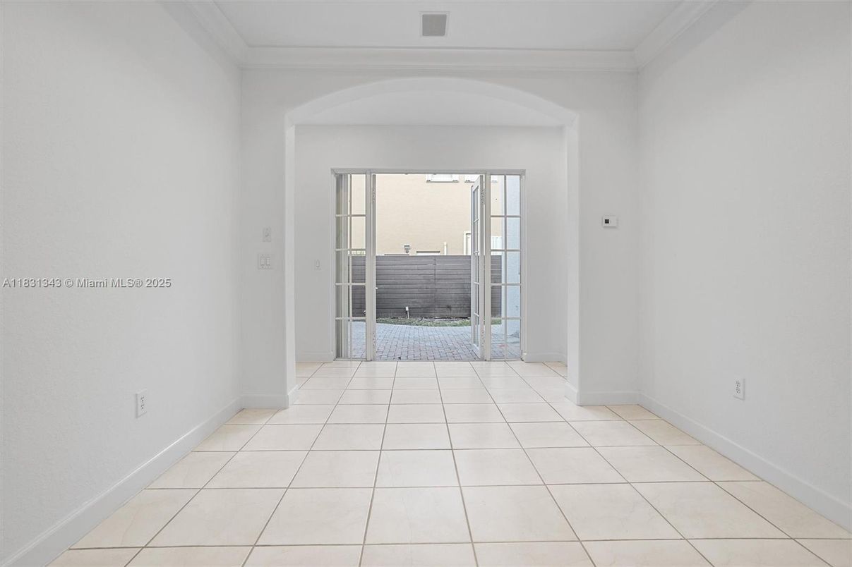 Empty room, Interior