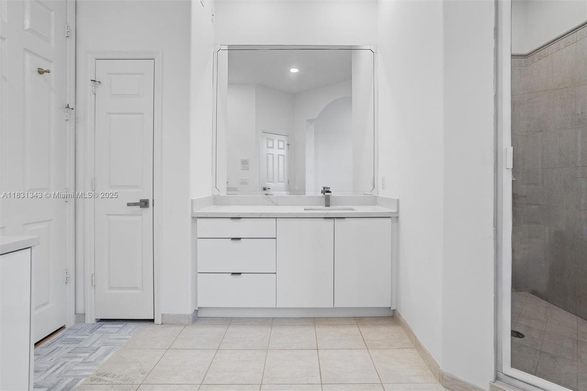 Bathroom, Dual Sink Vanities, Interior, Recessed Lighting