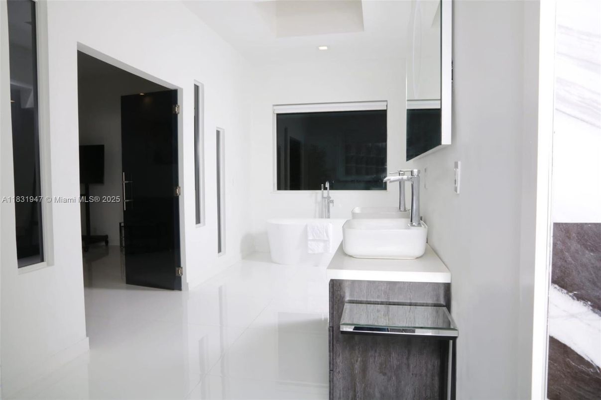 Bathroom, Interior, Recessed Lighting