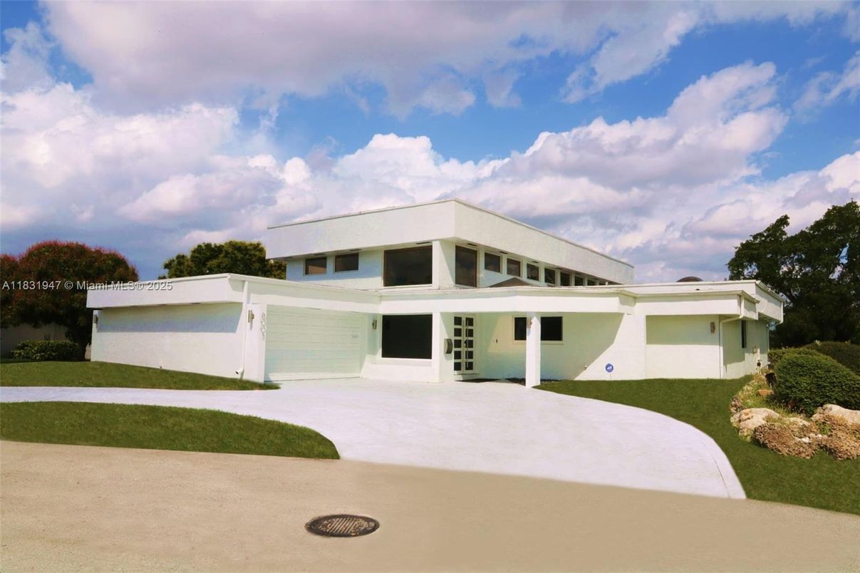 Attached, Backyard, Exterior, Facade, Modern