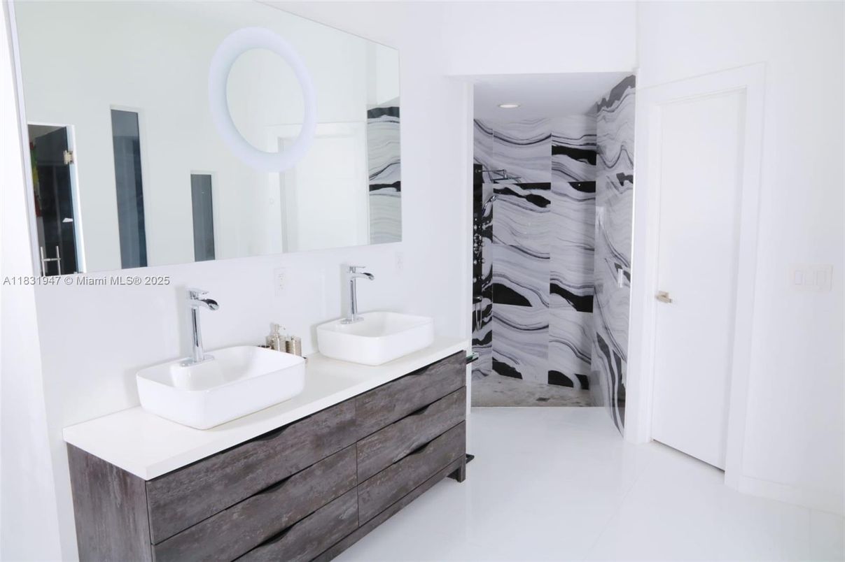 Bathroom, Dual Sink Vanities, Interior, Recessed Lighting