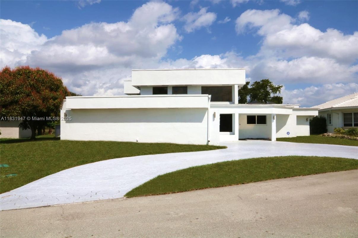 Backyard, Exterior, Facade, Modern