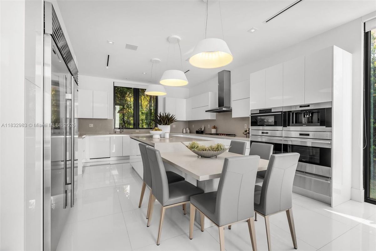 Dining room, Interior, Kitchen, Pendant Lights, Recessed Lighting, Stainless Steel Appliances