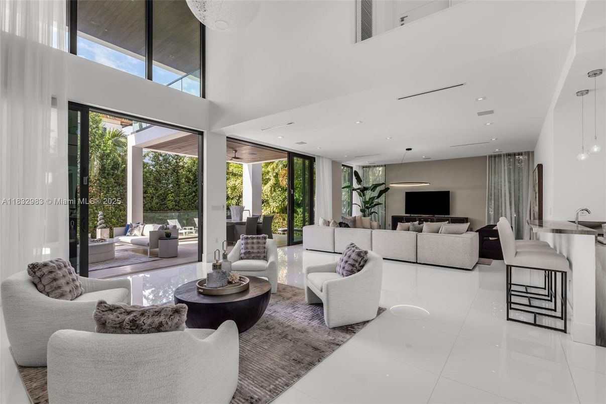 Interior, Living room, Pendant Lights, Recessed Lighting