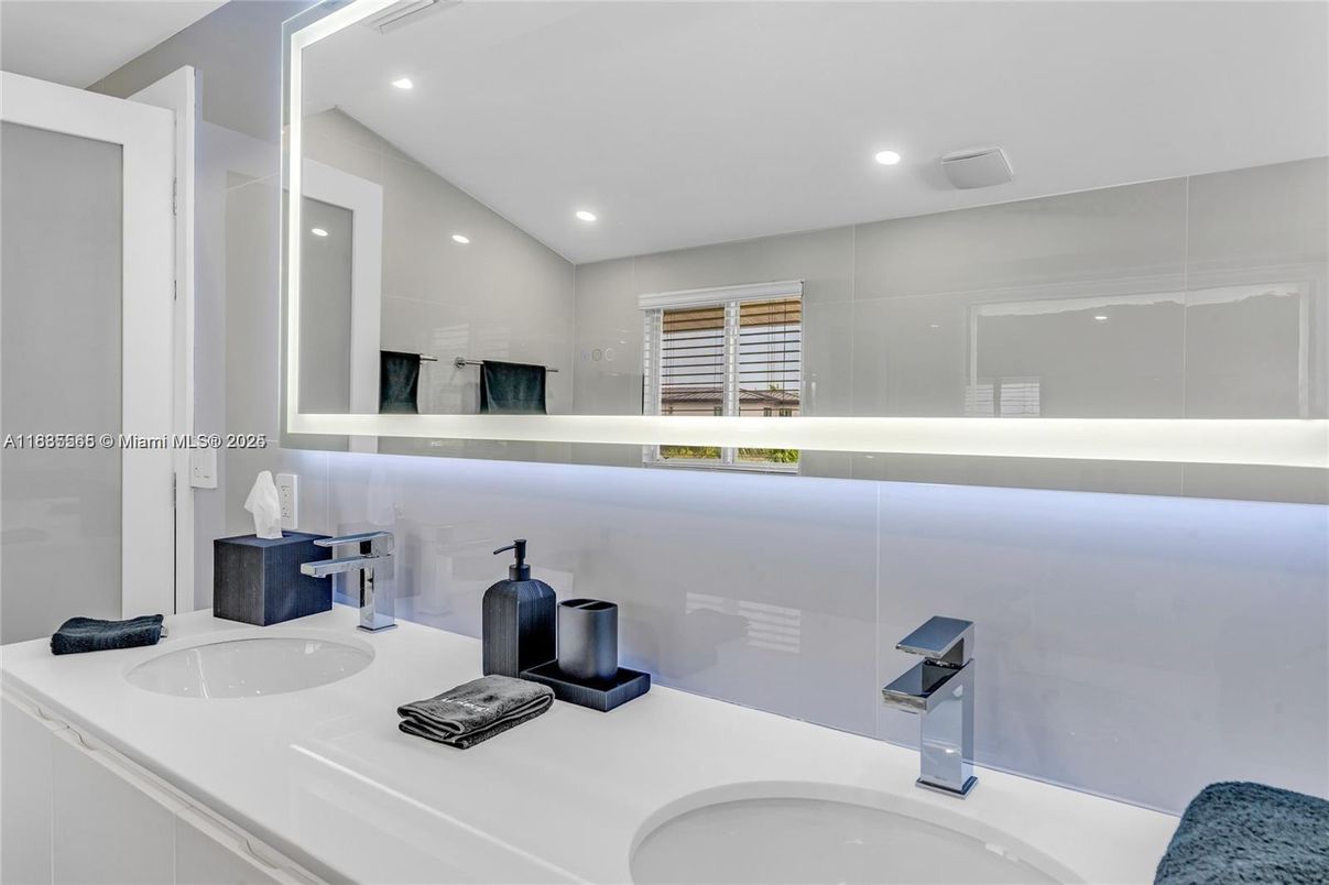 Bathroom, Dual Sink Vanities, Interior, Recessed Lighting